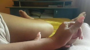 MOM PLAYING WITH STEPSON DICK UNTIL CUM MANY TIMES IN HER HAND