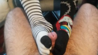 HORNY MILF GIVES NEIGHBOR A SOCKJOB UNTIL HE CUMS ON HER FEET