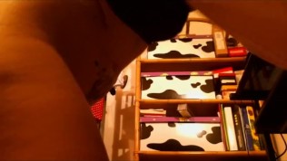 La tua matrigna troia ti fa vedere come si apre bene il suo grosso e perfetto culo