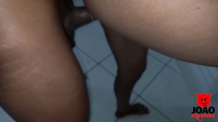Mulher mais velha fudendo com o novinho tatuado