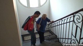 A young guy fucks an old woman in her pussy